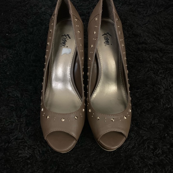 NWOT Studded Heals - Picture 2 of 4